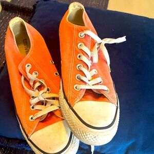 Converse size 9 used low top sneaker